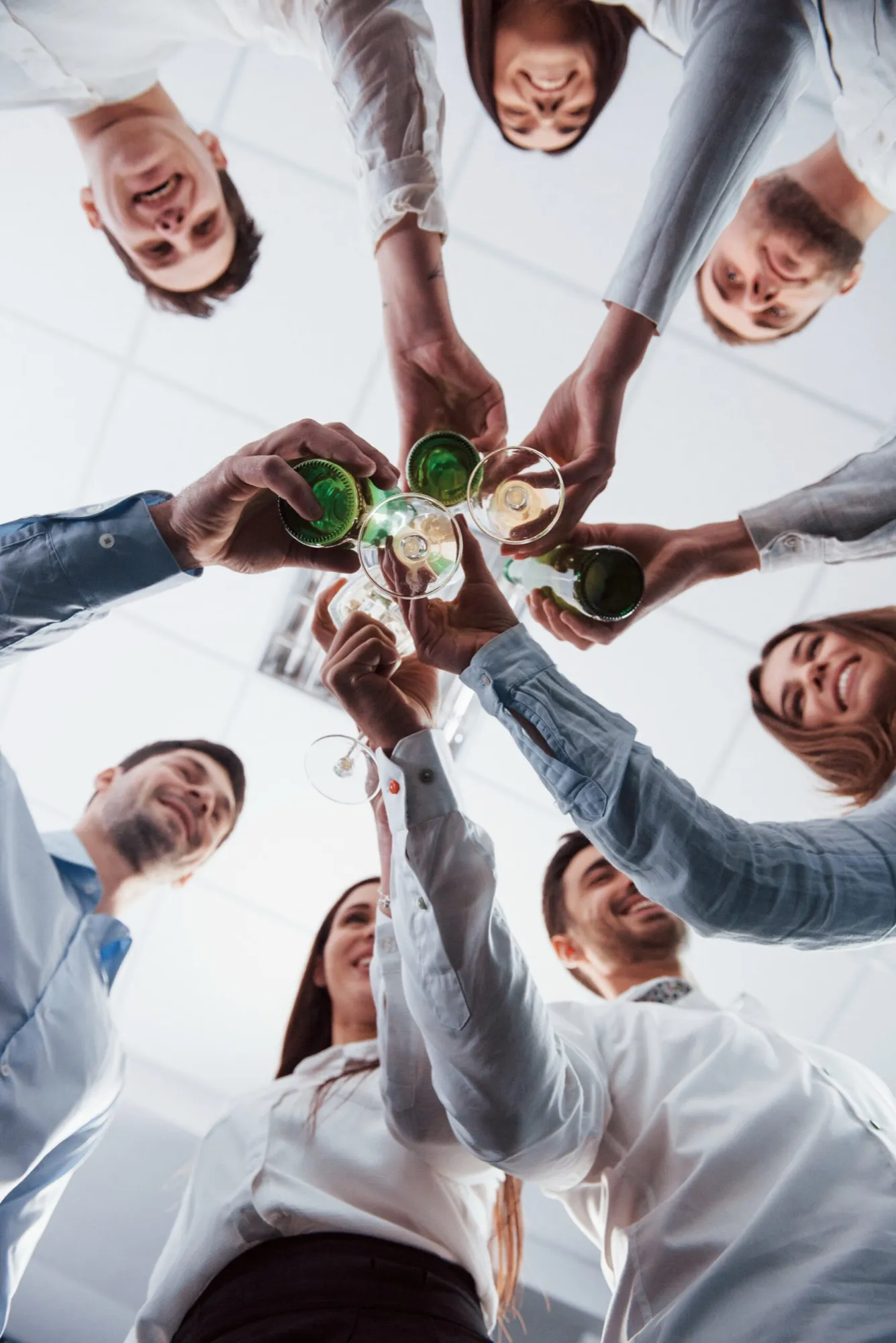 Grupo de amigos brindando en círculo