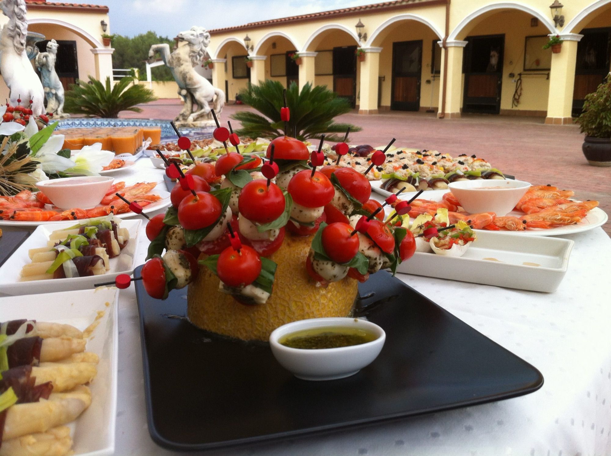 Aperitivo servido en el patio de la finca con los arcos al fondo