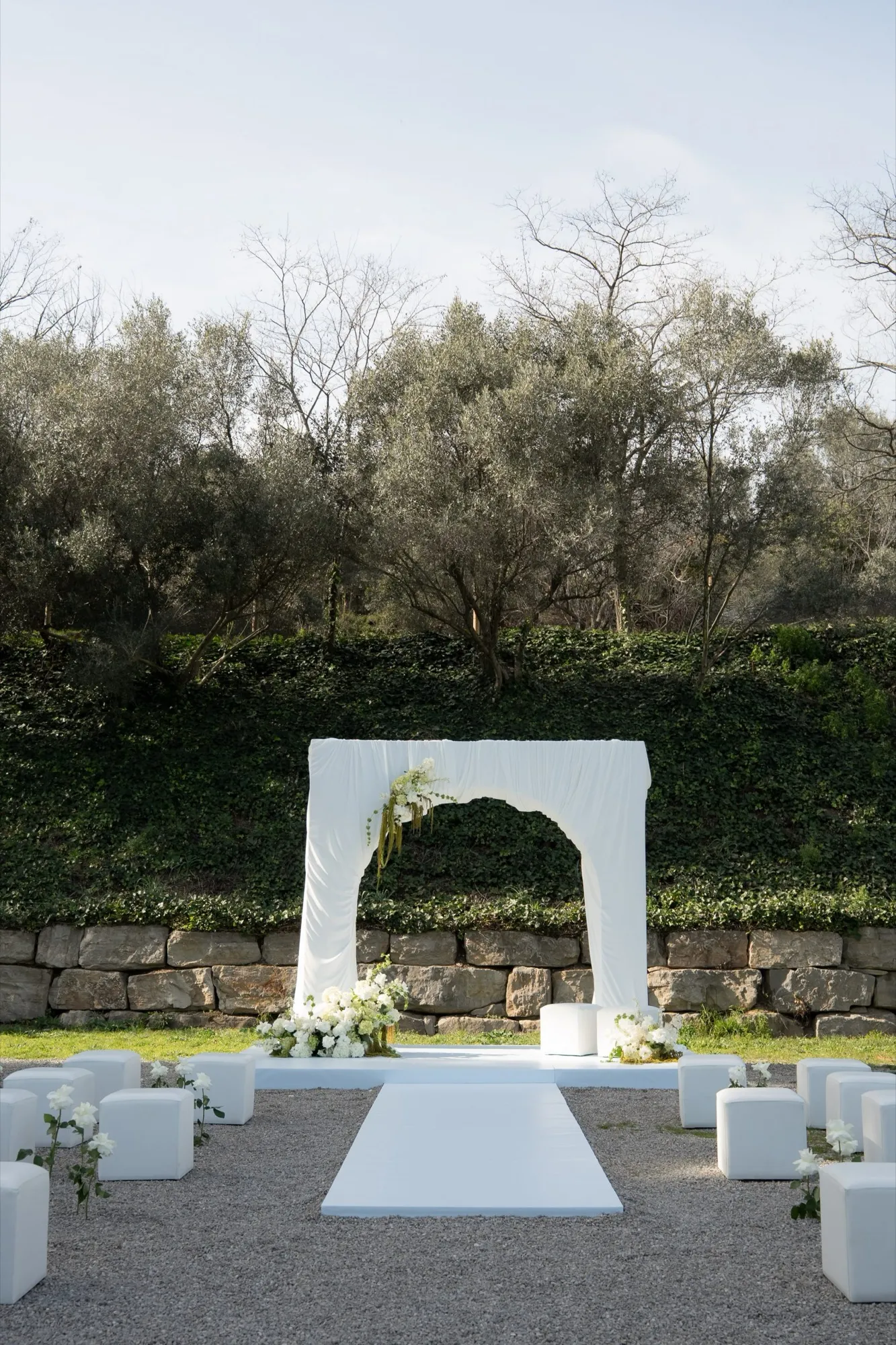 Arco de ceremonia blanco en el jardín