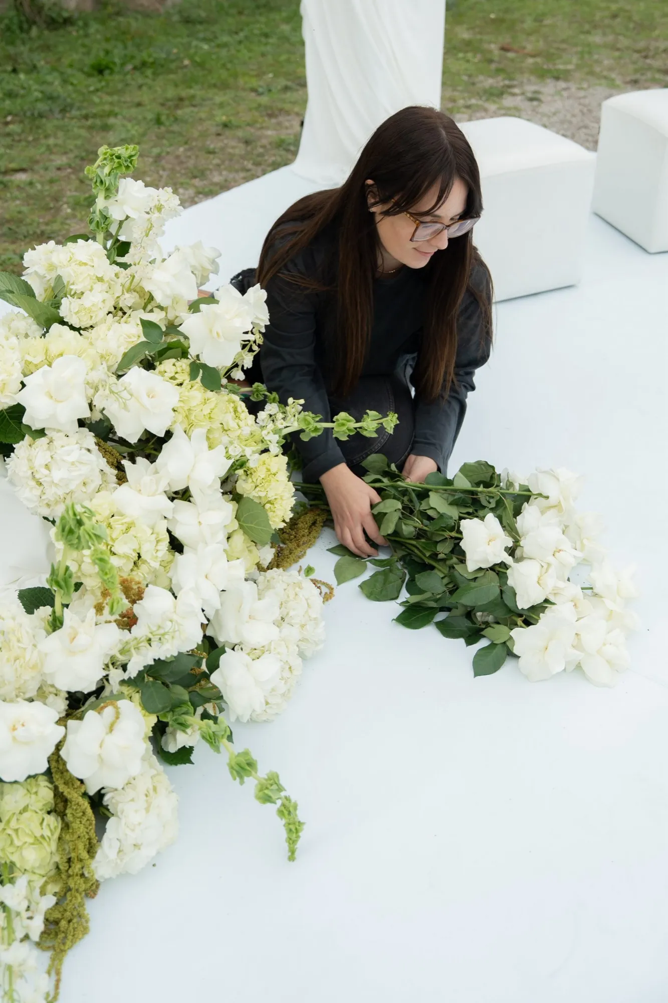 Florista preparando el arco de ceremonia