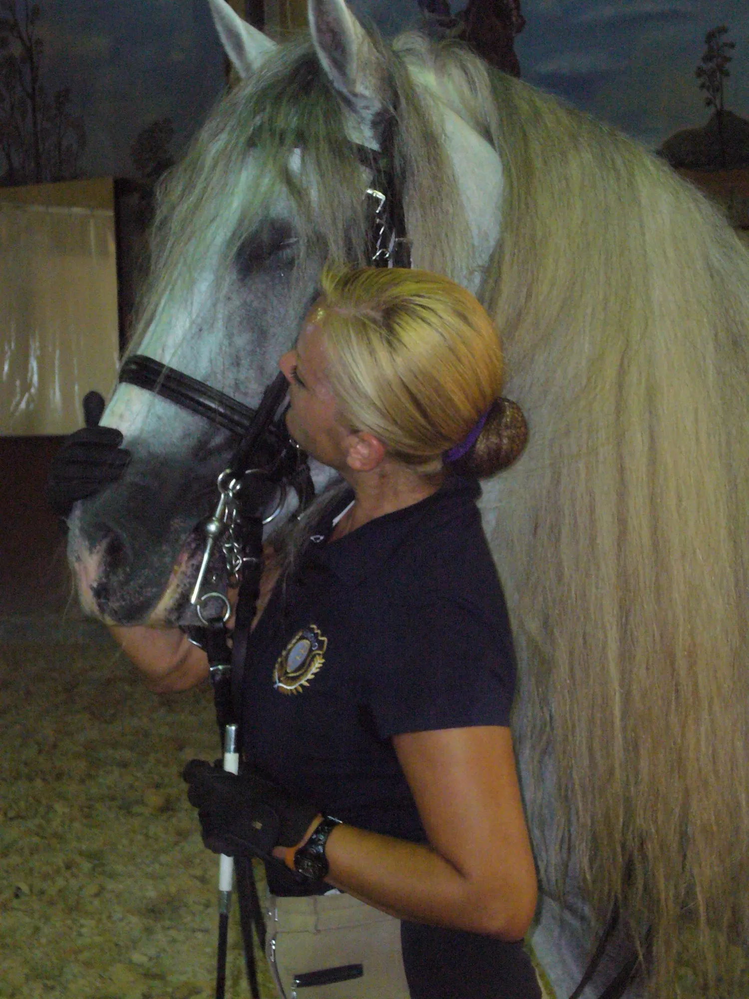 Amazona abrazando a su caballo