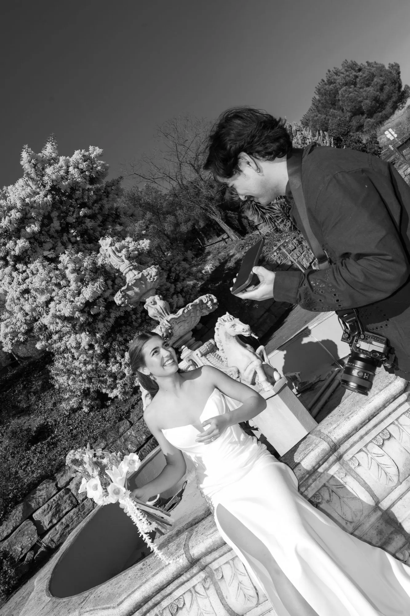 Novios en blanco y negro entre flores