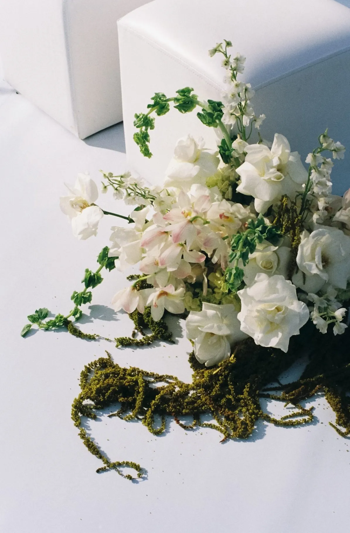 Ramo de novia con flores blancas y verdes