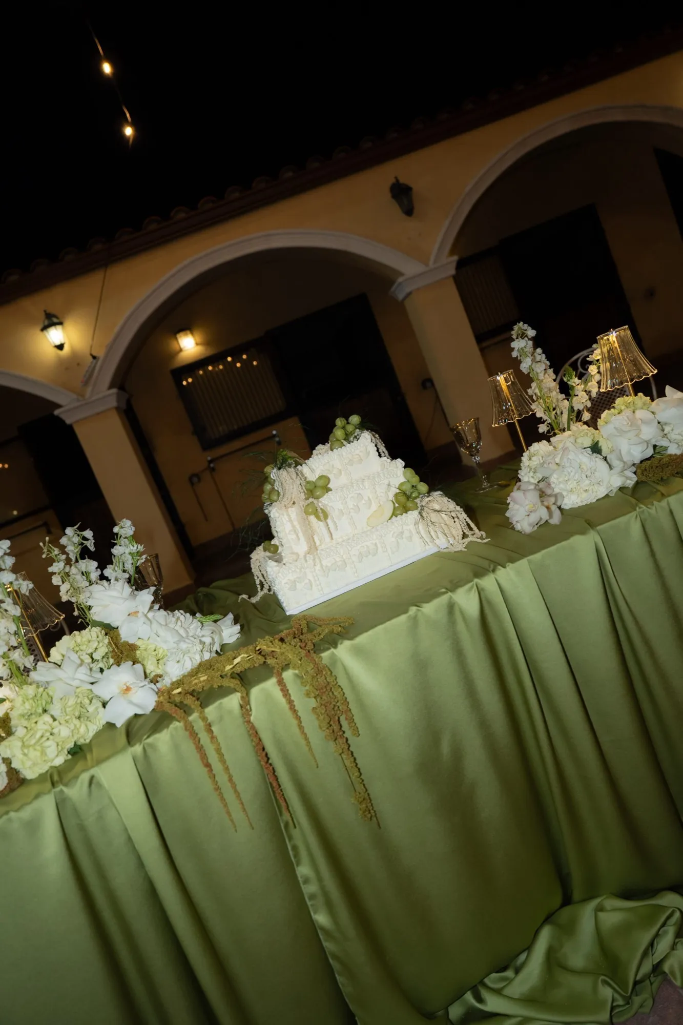 Tarta nupcial blanca decorada con flores
