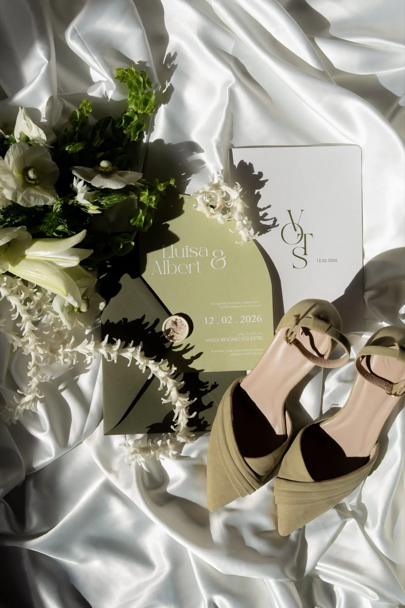 Zapatos de novia sobre seda con la minuta